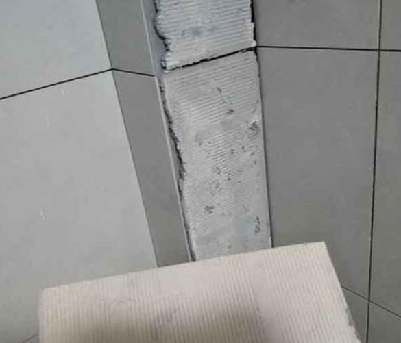 太原市瓷砖空鼓维修公司分享下厨房瓷砖脱落的补救措施。